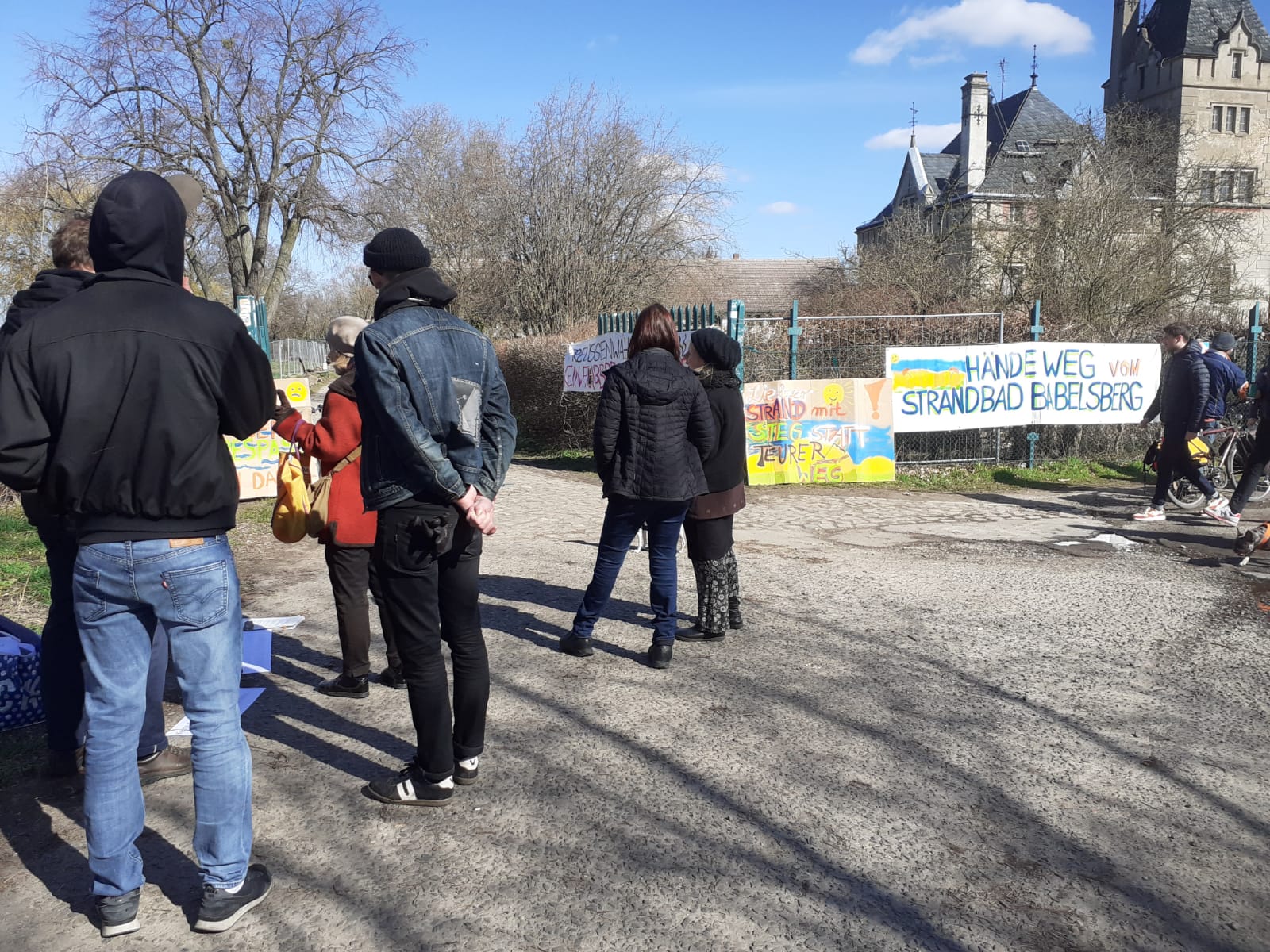 Trotz der Einschränkungen des öffentlichen Lebens …